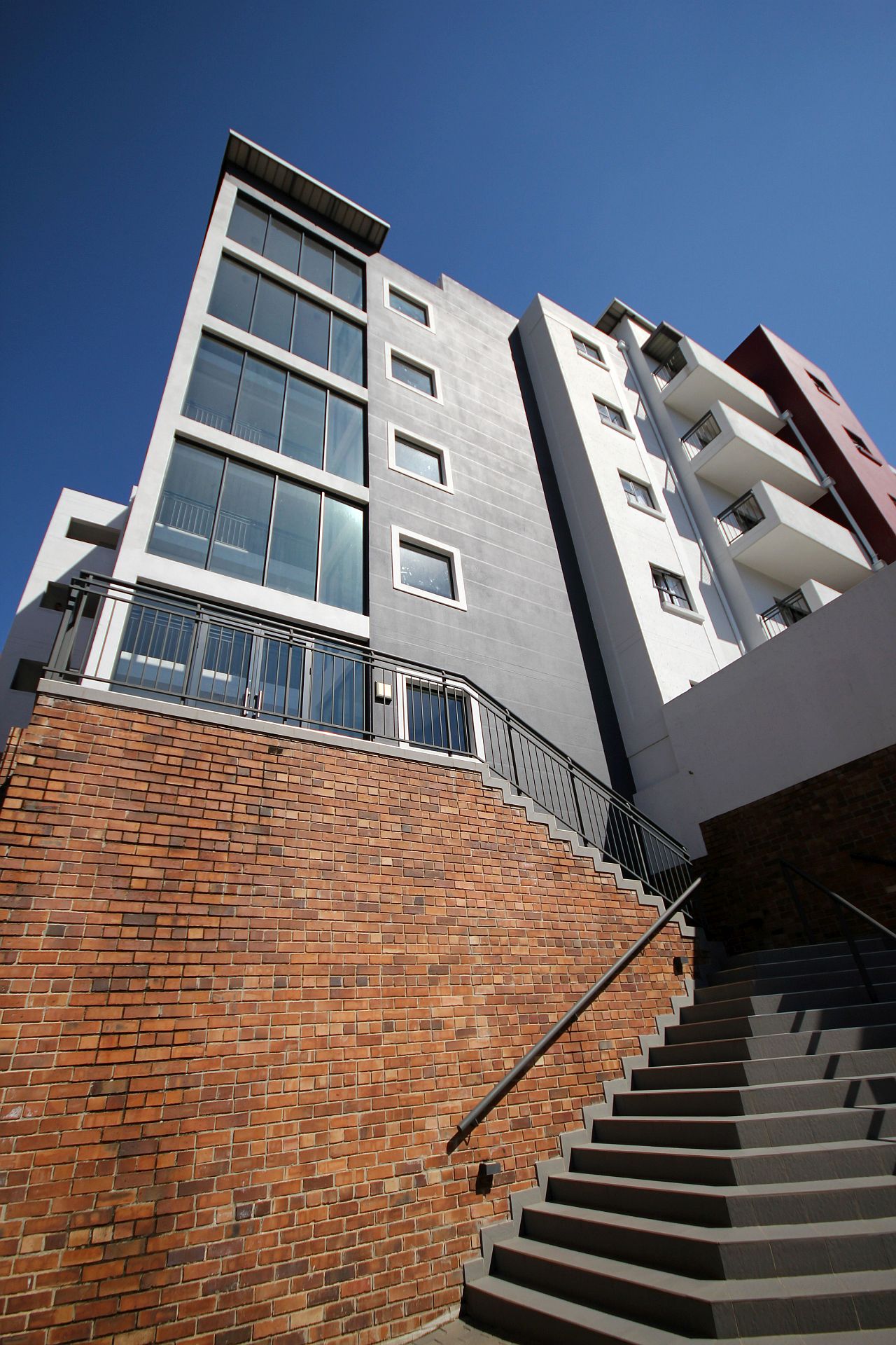 Completed Manhattan scheme in Sunninghill Gauteng using and RC basement and coffer slab with 4 storey load bearing brickwork apartment structure over. Basement facebrick built in English Garden Wall Bond